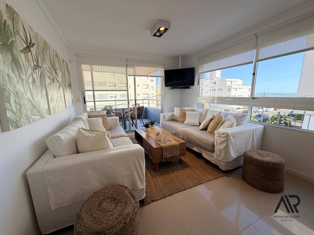 Apto en alquiler 3 dorm c/ cochera en Península vista al mar