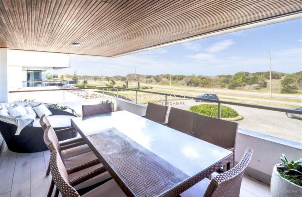 Apartamento de 4 dormitorios en Esturión Punta