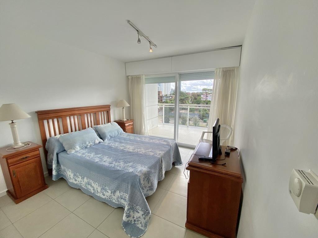 APARTAMENTO DE 2 DORMITORIOS + PARRILLERO EN VENTA - PLAYA
