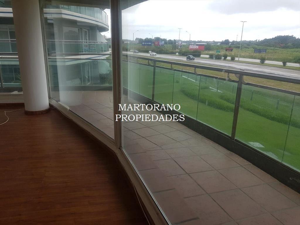 VENTA Av. de las Americas. Amplia terraza al frente 3 dorm
