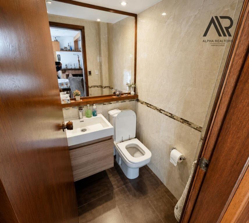 Casa en Venta en Malvín con Cochera, Barbacoa, Apartamen...