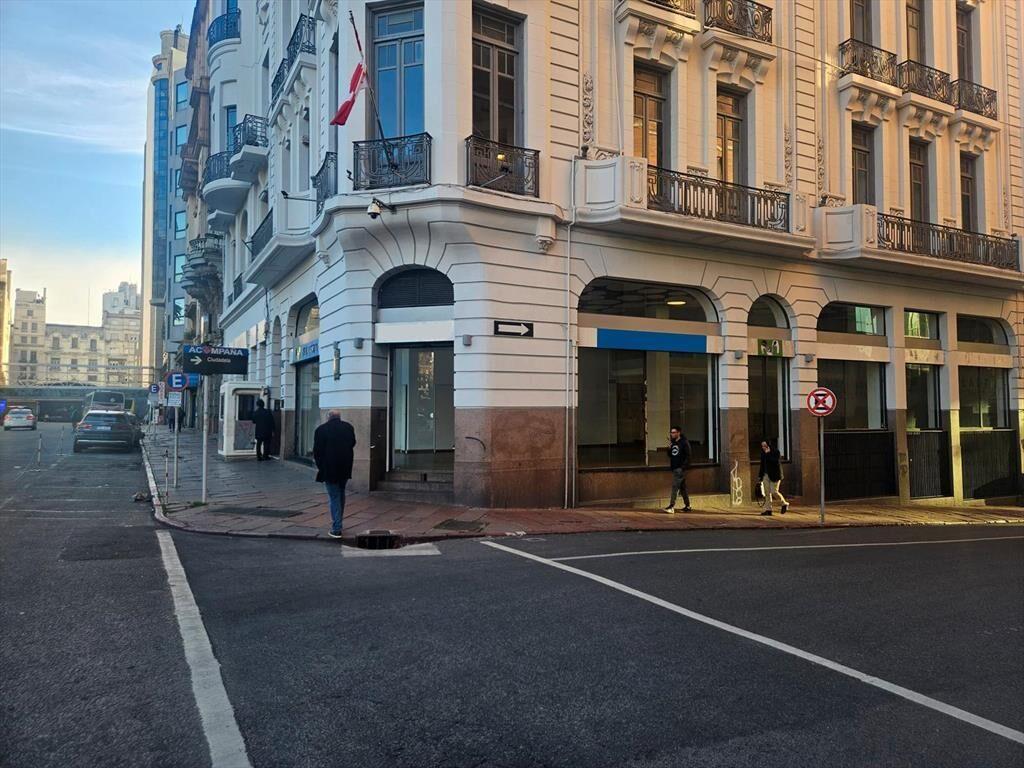 Plaza Independencia , gran esquina, 400 m2 , 15 mts de fren