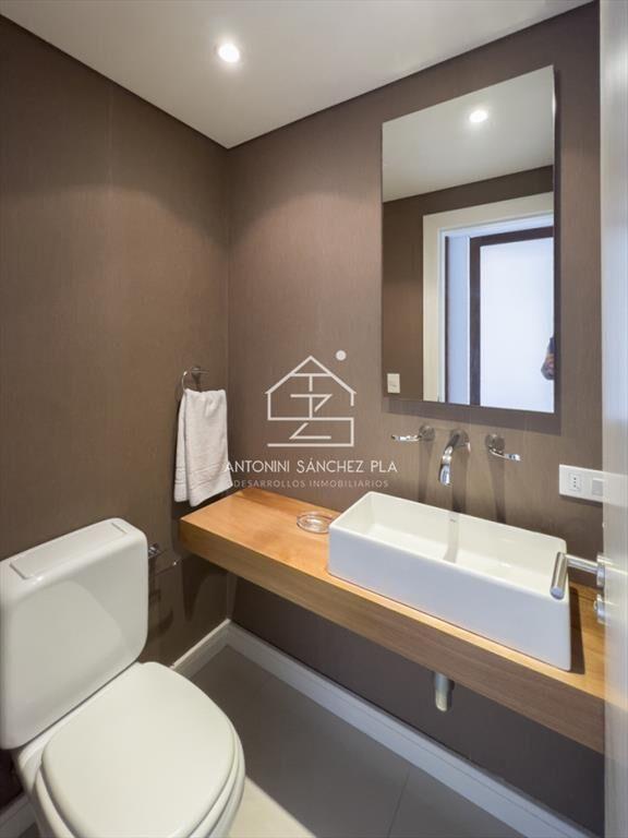 Apartamento ubicado frente al mar. 3 dorm + dependencia