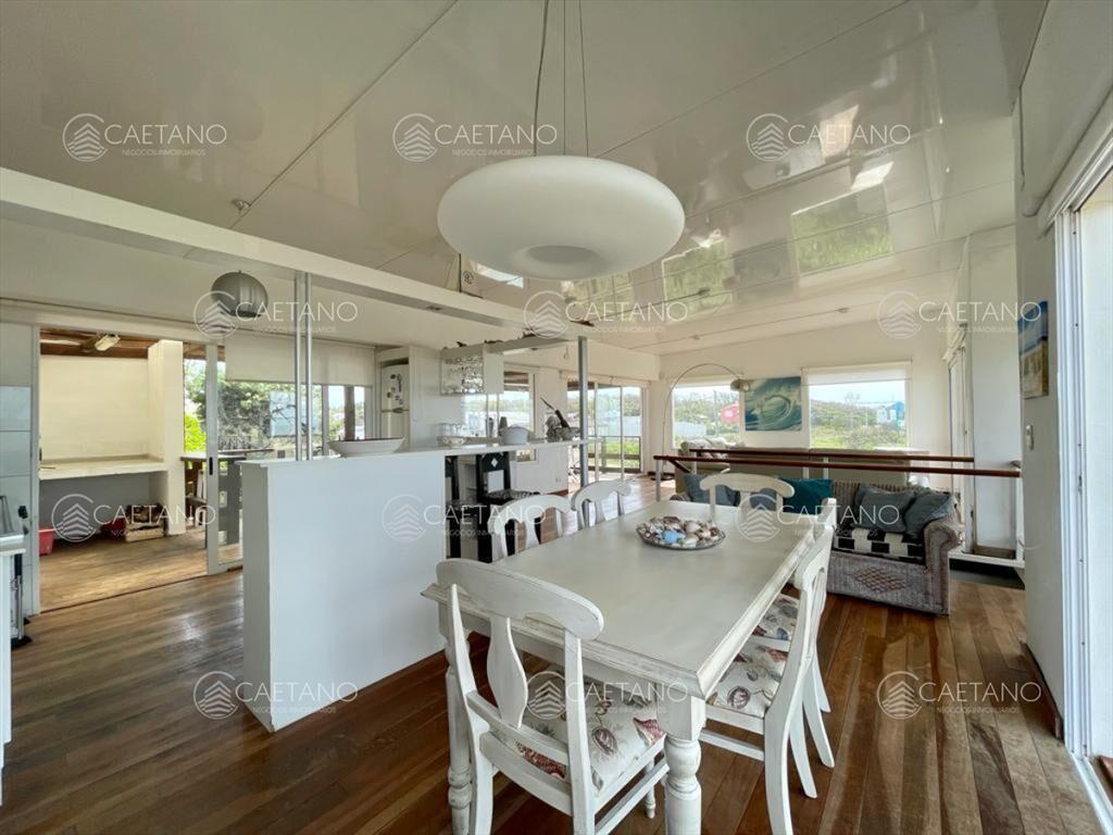 Hermosa casa de dos plantas enfrente al mar !