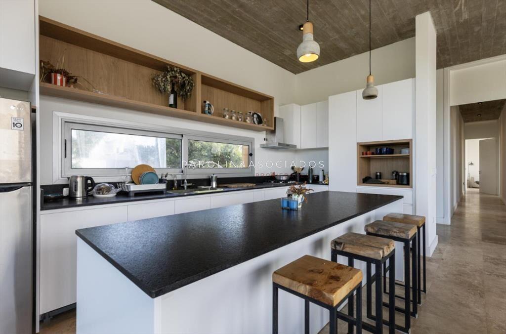 Casa en Venta de 4 Dormitorios en Laguna Escondida