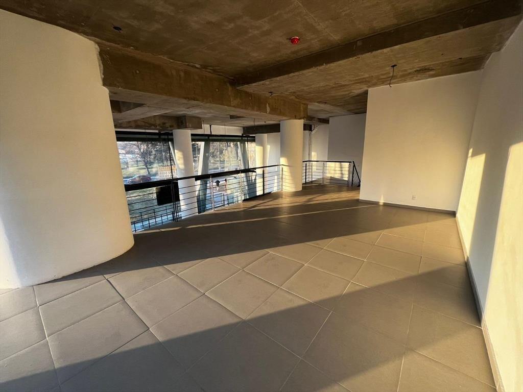La paz esq. Julio Herrera, 220 m2 de salon, 17 de frente, a