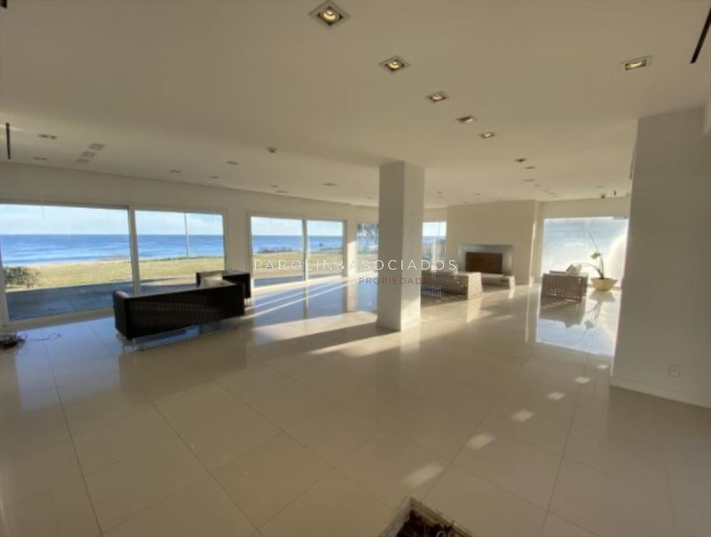 Hermosa casa en venta frente al mar, Punta del