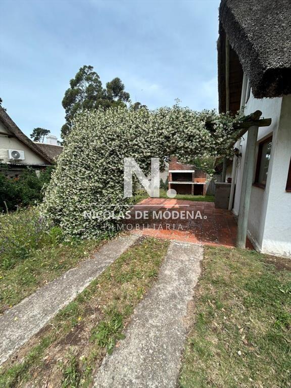 Vende casa con gran terreno en Pinares, Punta del