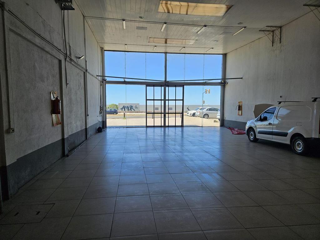 Rambla y Solano Lopez, 700 m2 de salón comercial , parte co