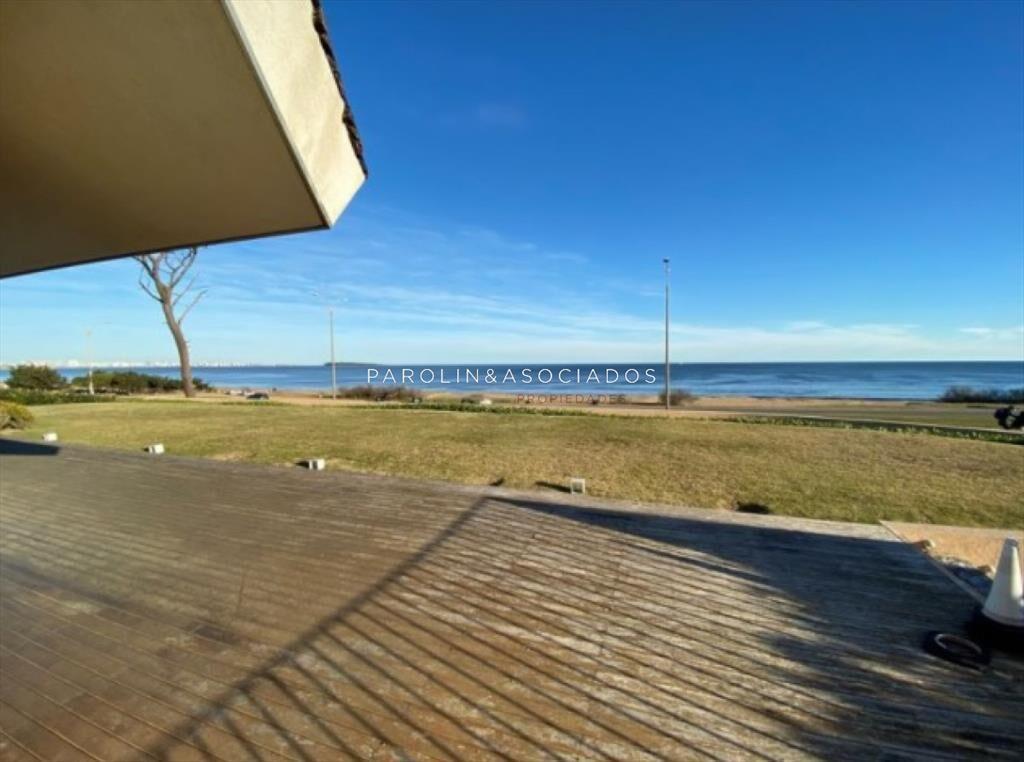 Hermosa casa en venta frente al mar, Punta del
