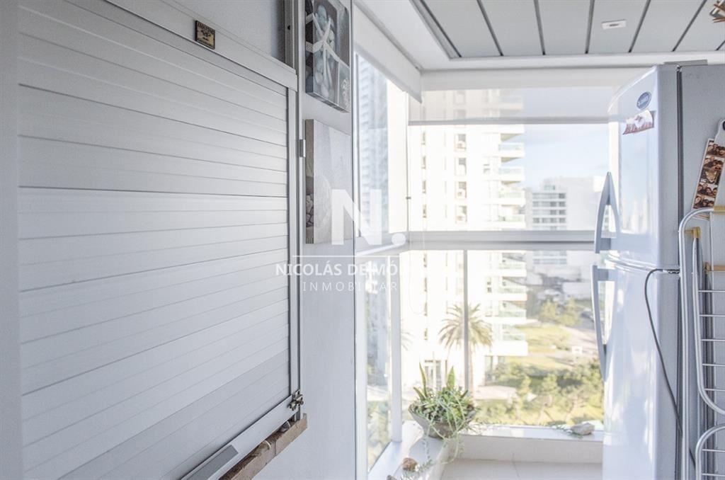 Vende apartamento de 2 dormitorios esquinero en