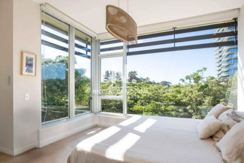 Vende apartamento de 3 dormitorios en Brava Punta