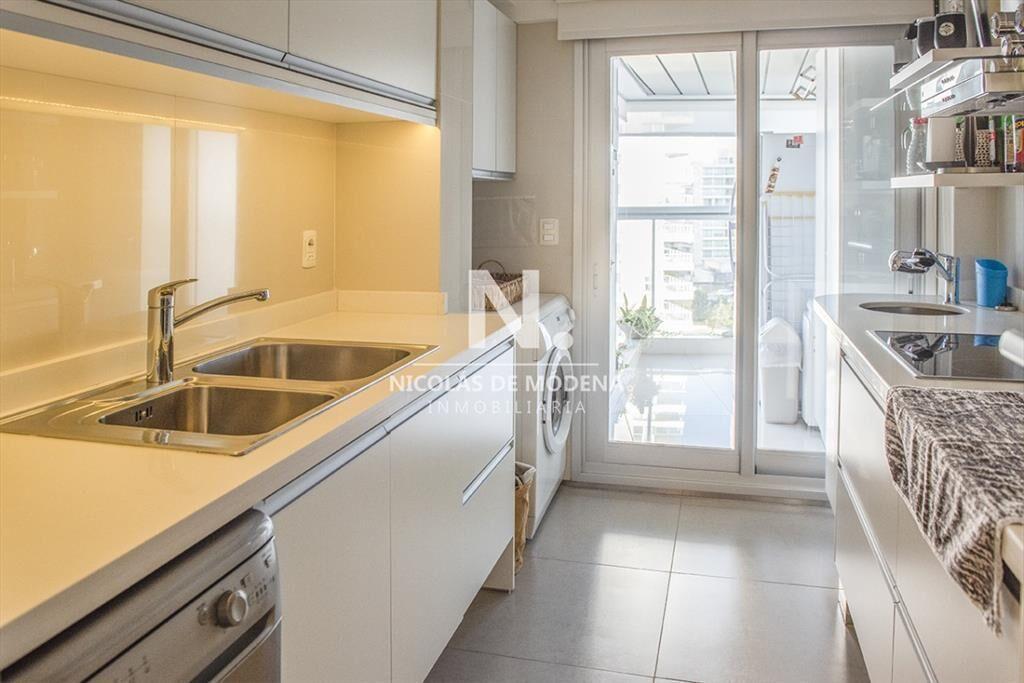 Vende apartamento de 2 dormitorios esquinero en