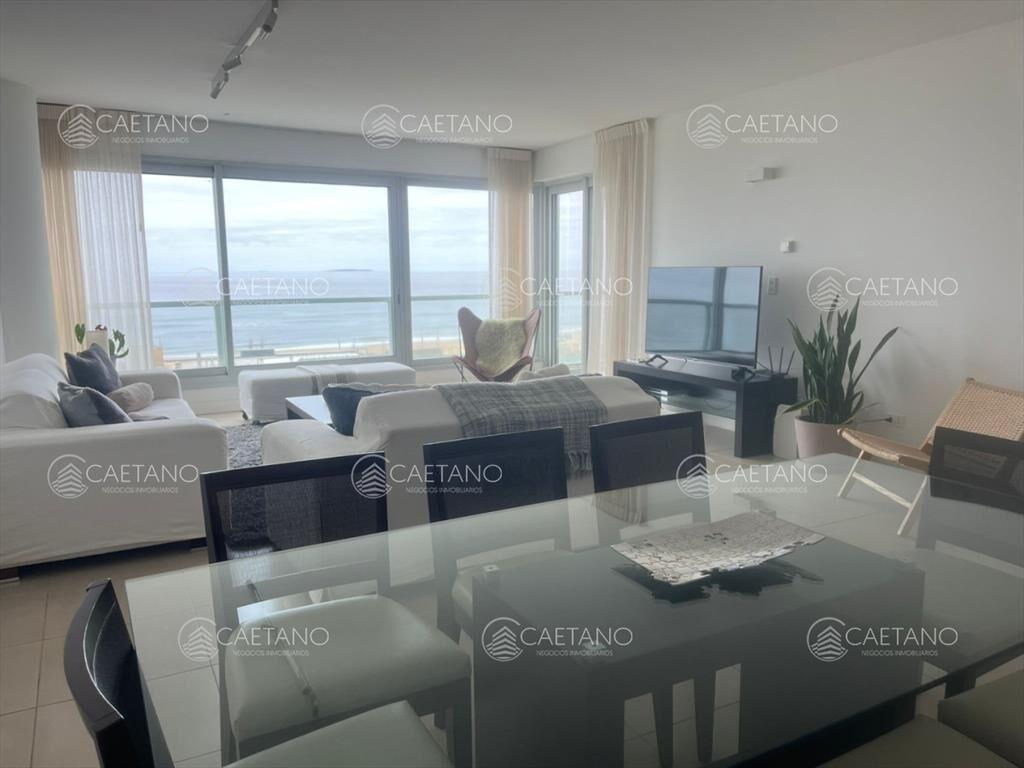 Apartamento de dos dormitorios en venta en Playa Brava con