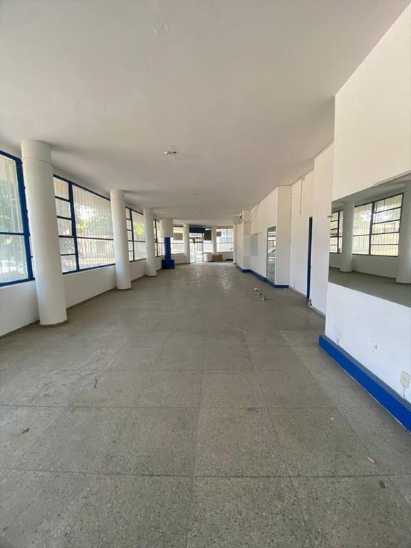 Vendo Local de 275m2. Con amplios ventanales, local esquina