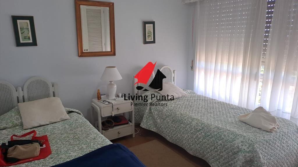 Vende apartamento de 2 dormitorios más servicio