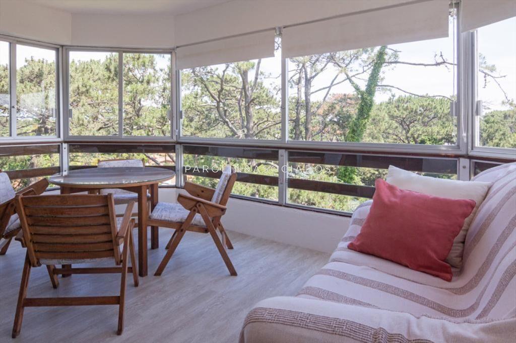 Apartamento en Venta de 3 dormitorios y servicio , Punta de