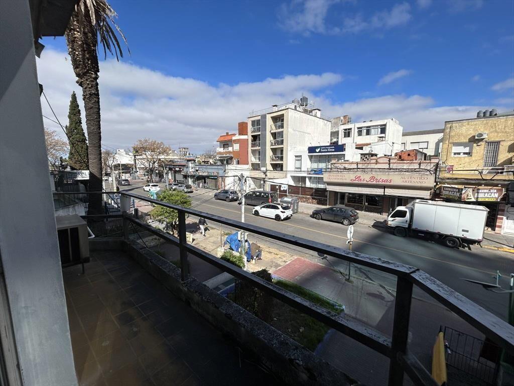Venta de casa y 2 Locales comerciales con 188 Mts2 en Buceo