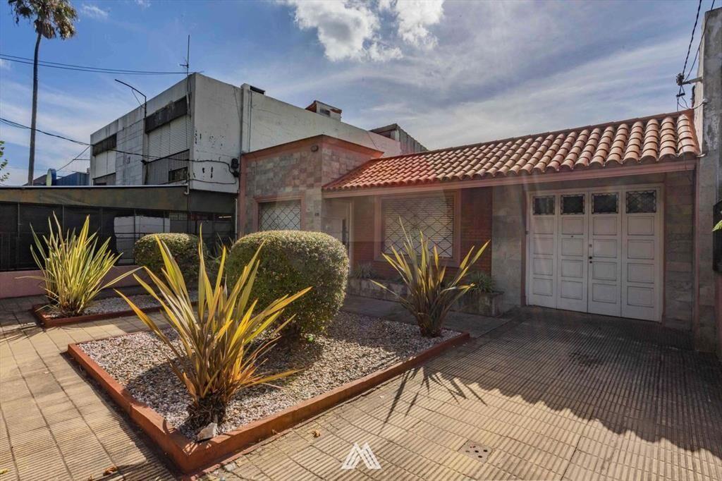 Venta casa 3 dormitorios, 2 baños. Brazo Oriental