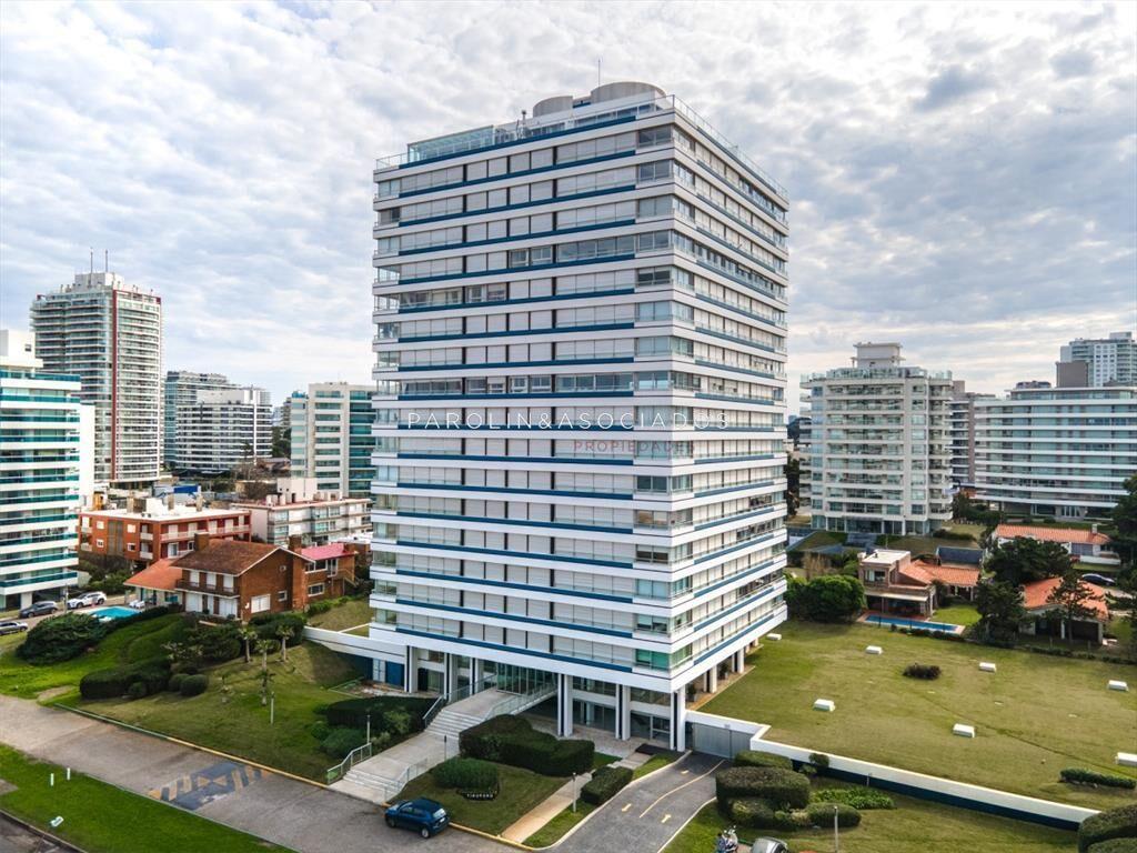 Apartamento de 3 dormitorios en Edificio Tiburón