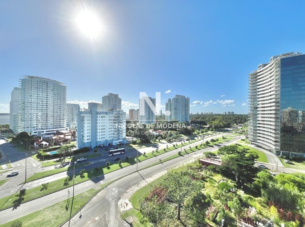 Vende apartamento de 2 dormitorios en Punta del