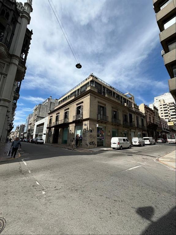 Venta Ciudad Vieja Oficina en Barreiro Ramos con 2 garajes