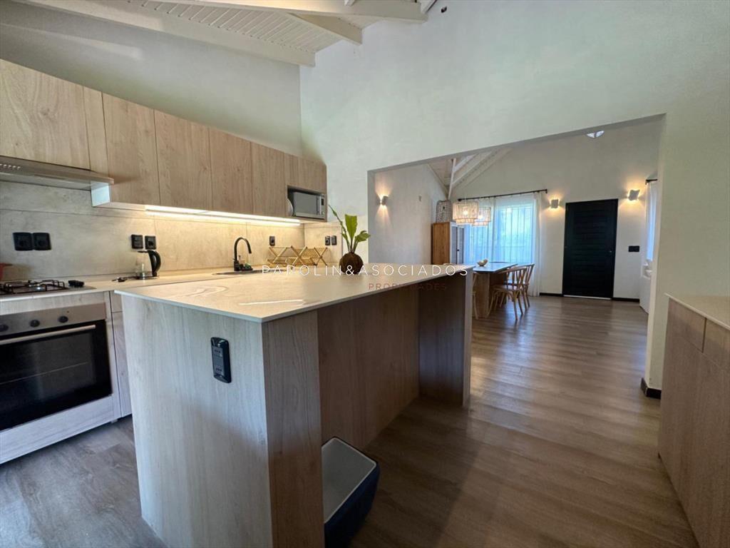 Casa En Venta De 5 Dormitorios + Dependencia de