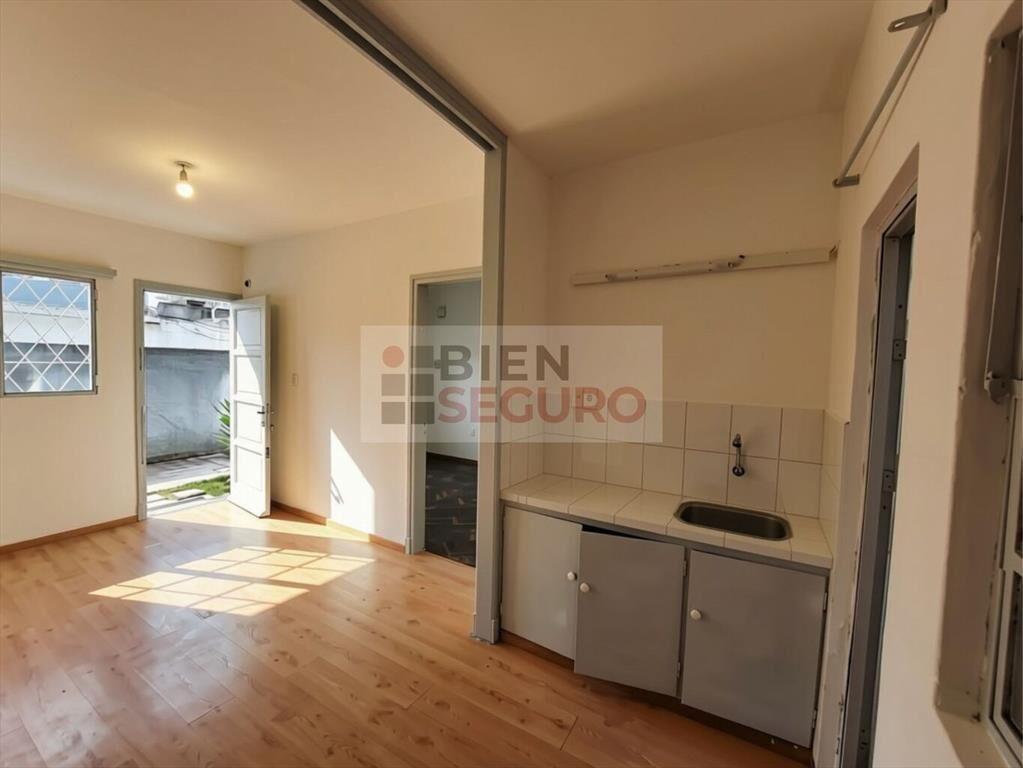 Cómodo apartamento de 1 dormitorio, con patio, en alquiler