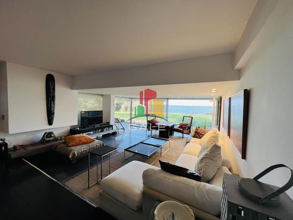 Venta de destacado apartamento en Punta Ballena,