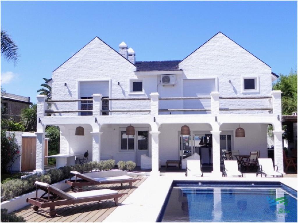 En venta casa 4 dormitorios con piscina, la Punta