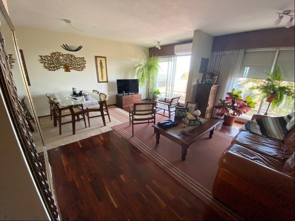 APARTAMENTO DE NIVEL EN 1ERA LINEA 3 DORMITORIOS GRAN PATIO