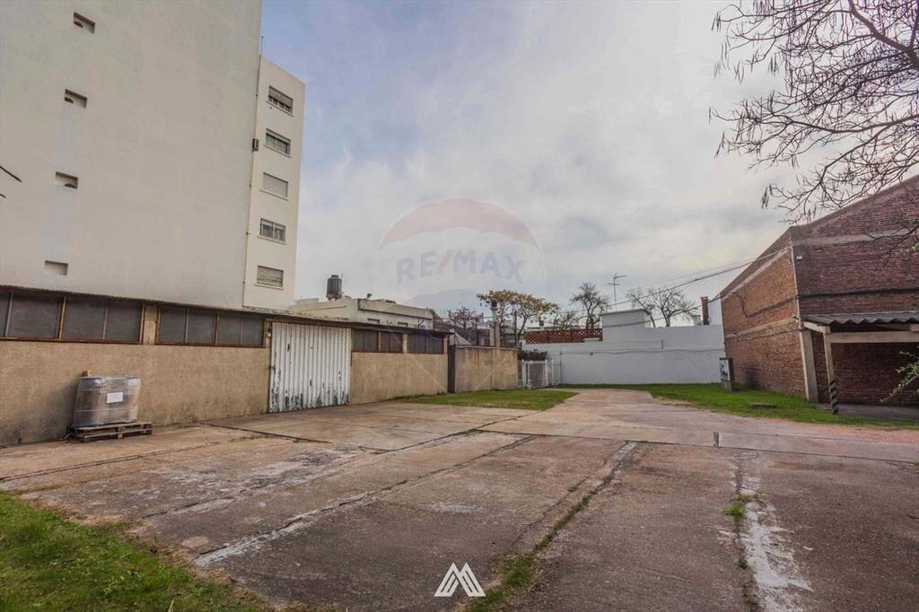 VENTA LOCAL, GRAN TERRENO, EN LA COMERCIAL