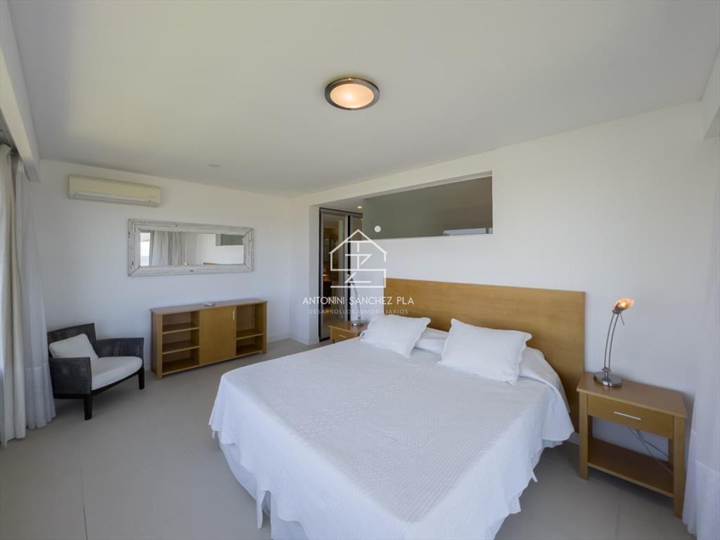 Apartamento ubicado frente al mar. 3 dorm + dependencia