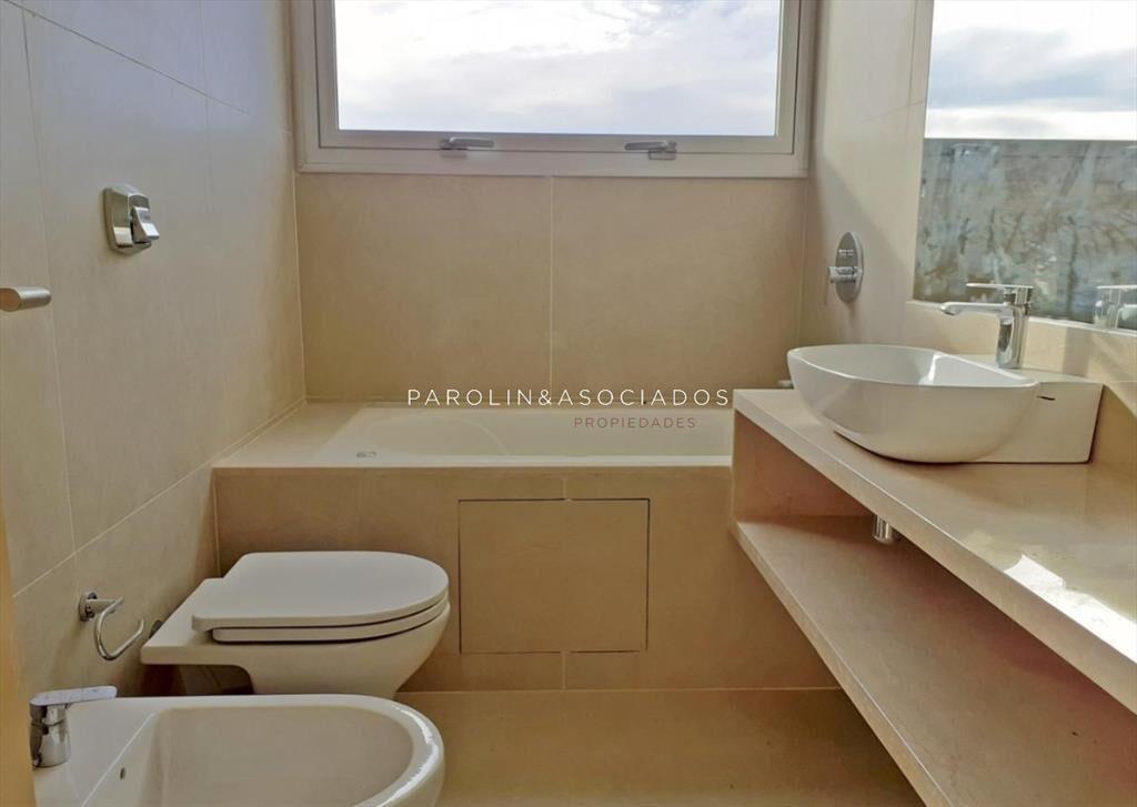 Apartamento en venta de 3 dormitorios + en Punta