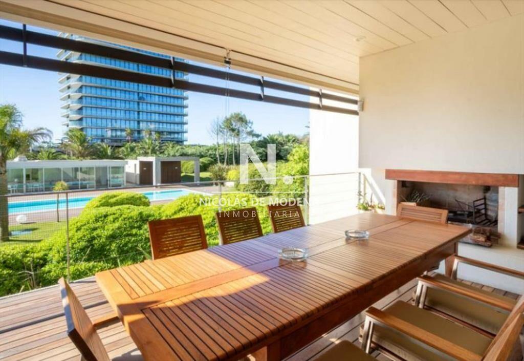 Vende apartamento de 3 dormitorios en Brava Punta