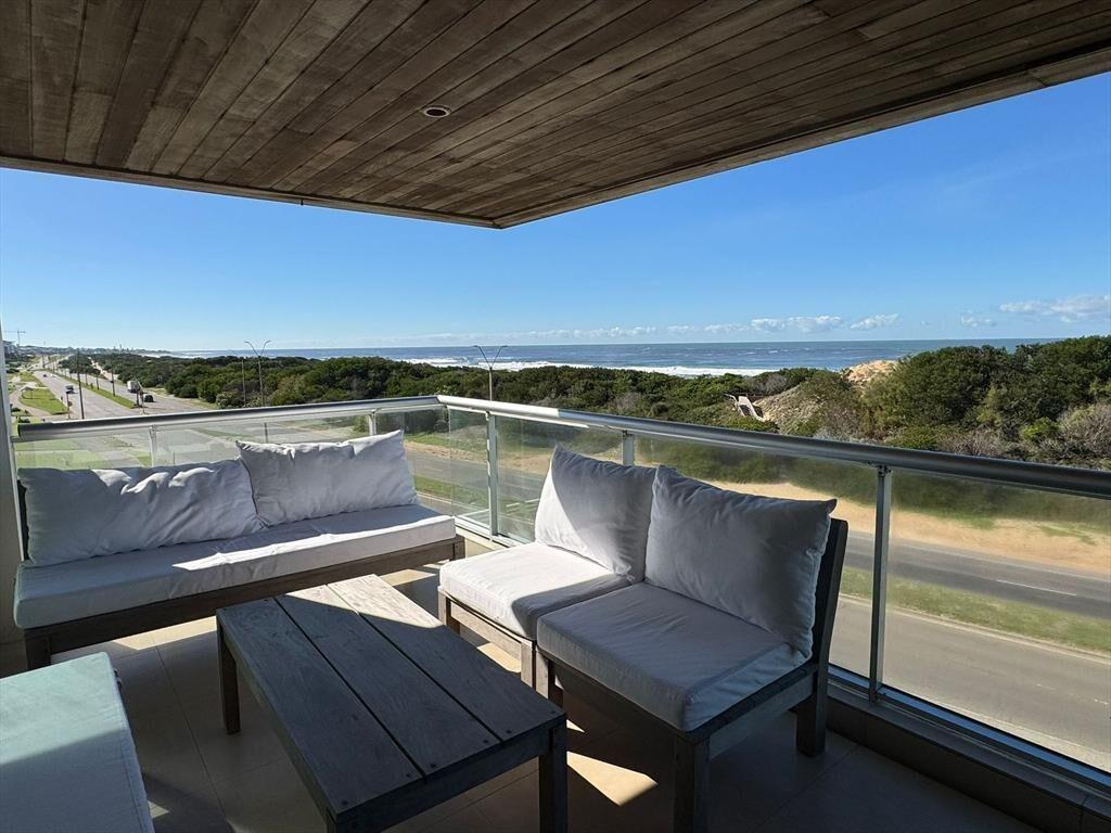 Venta Brava 28 4 suites, vista al mar amenities.