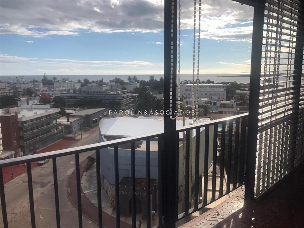 Apartamento en venta en Península vista al mar.