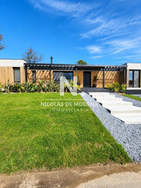 Hermosa casa de moderno diseño en venta en barrio privado