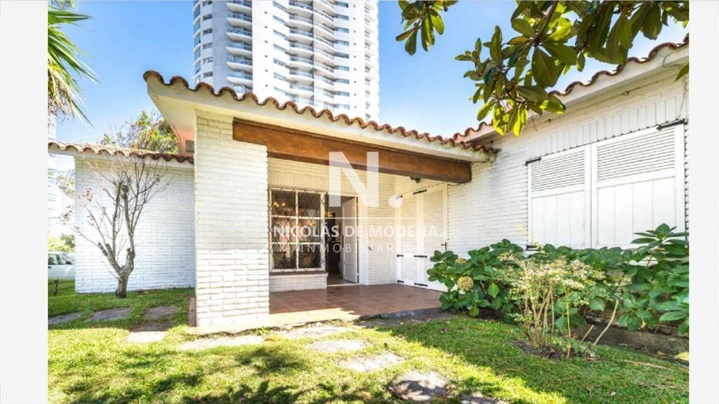 VENDE CASA DE 5 DORMITORIOS EN PLAYA MANSA, PUNTA