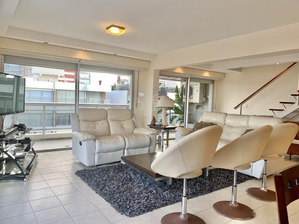 Penthouse Duplex de Tres Dormitorios en Venta + Parrillero