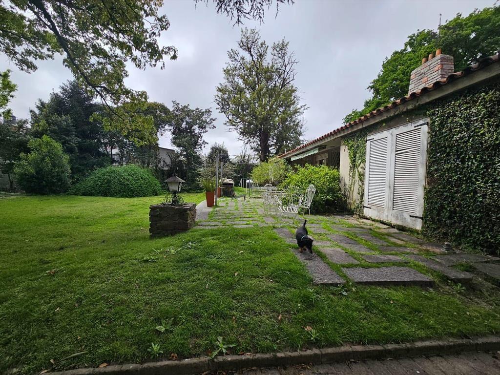 Venta dos casas sobre importante terreno de 4488 m² en
