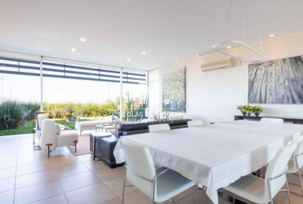 Vende apartamento de 3 dormitorios en Brava Punta
