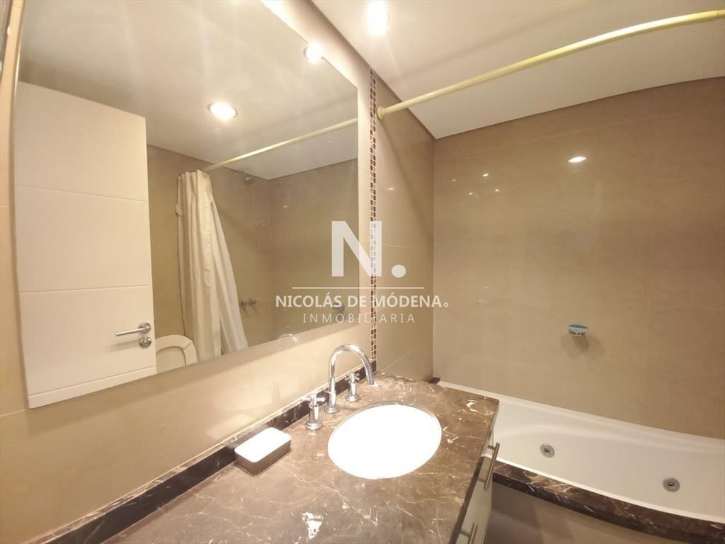 Vende apartamento de 2 dormitorios en Punta del