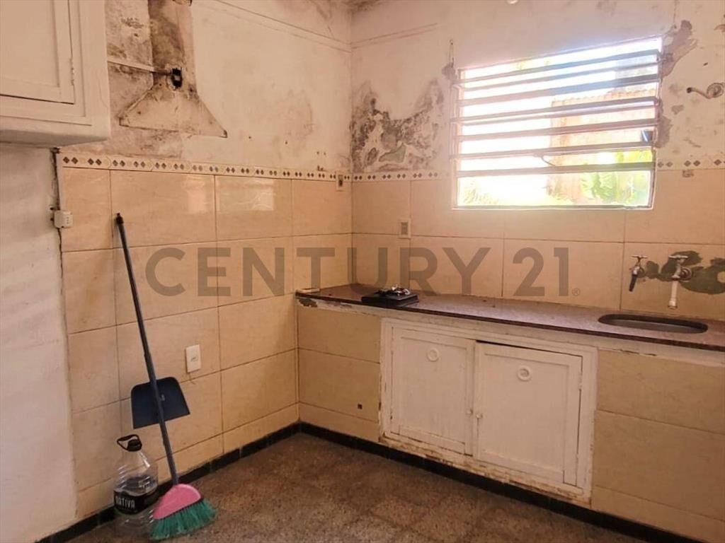 VENTA CASA A RECICLAR EN REDUCTO 100 m2 Al frente PH acep...