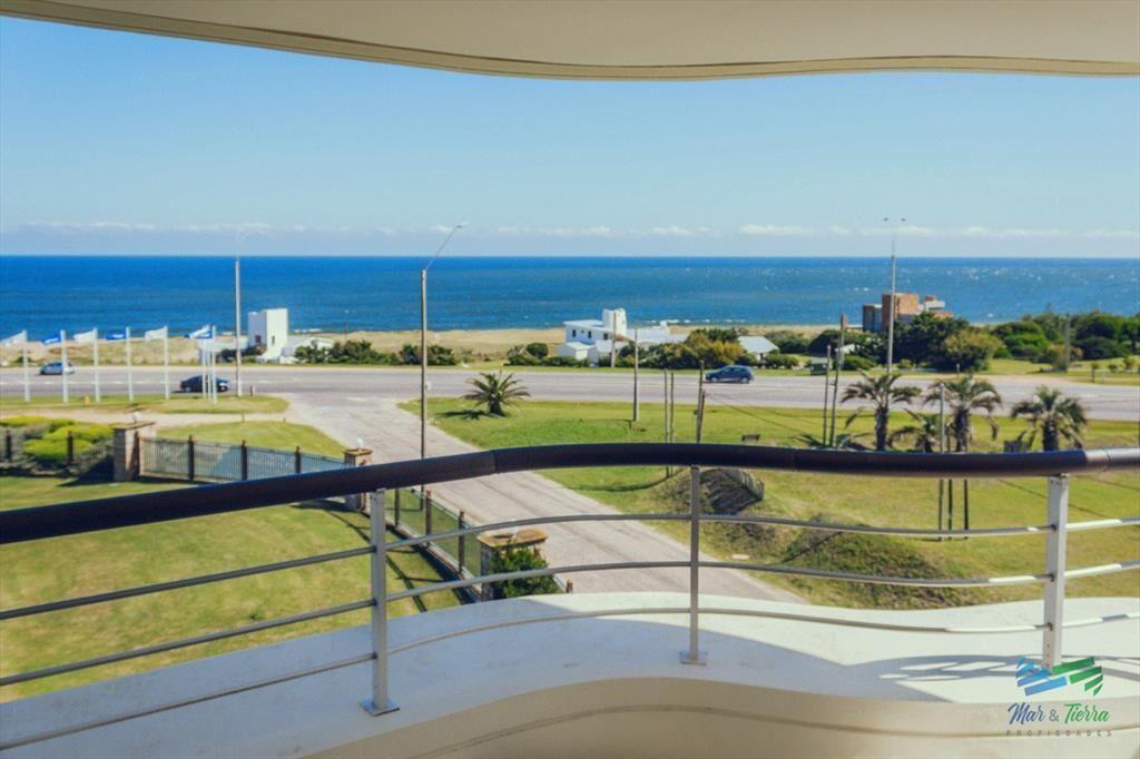 VENTA de Pent Huse sobre playa Mansa de 4 suites