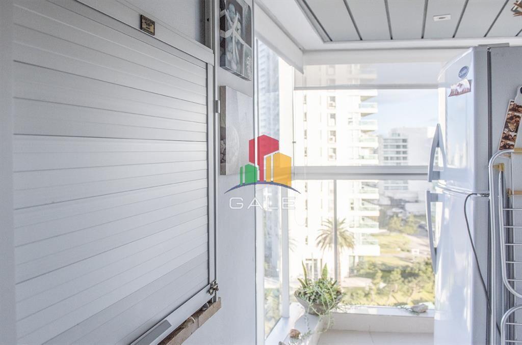 Vende apartamento de 2 dormitorios esquinero en