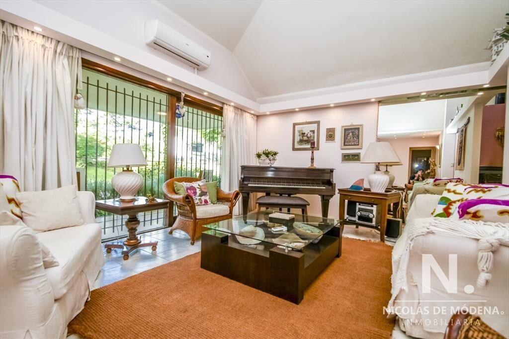 Casa de Cuatro Dormitorios en Venta - Punta del Este