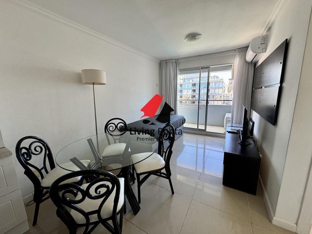 Apartamento en venta en peninsula con parrillero