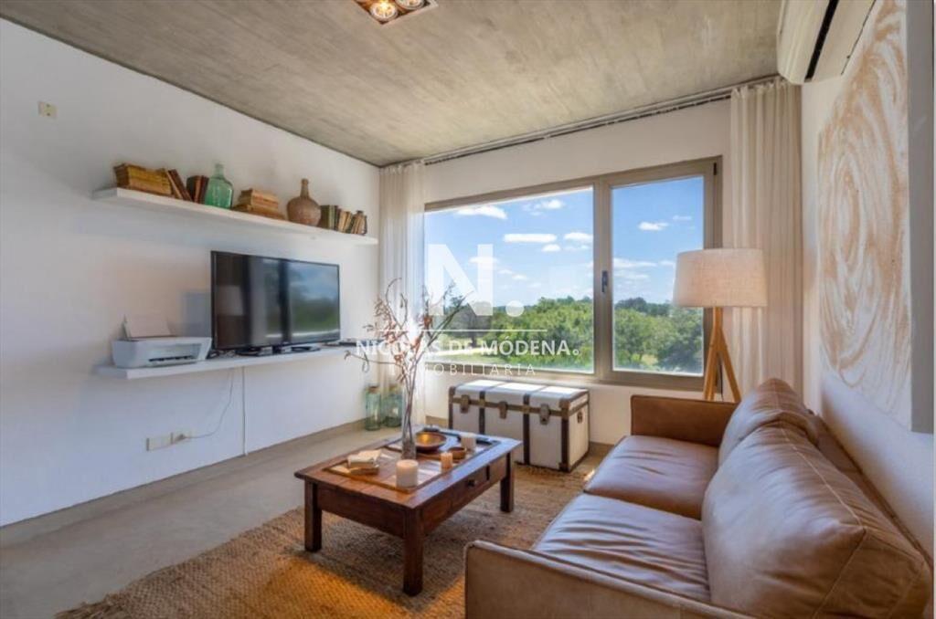 Vende impecable casa de 2 plantas con 3 en suite,