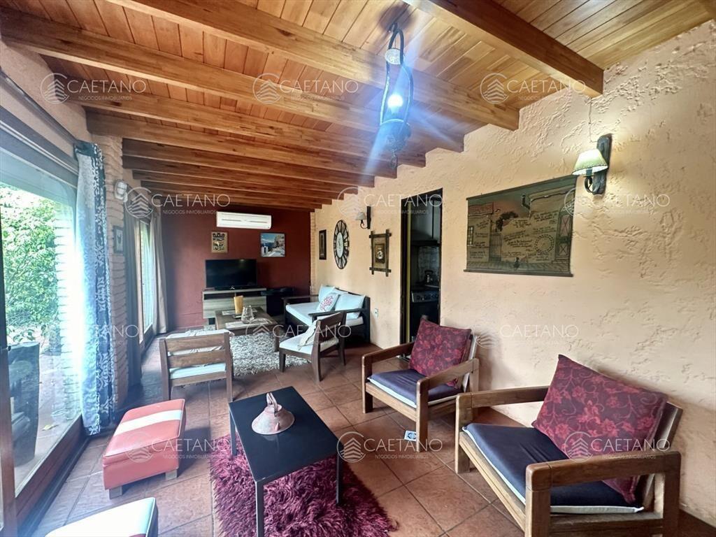 Venta Casa Quincho - 4 Dormitorios + Pileta - Del